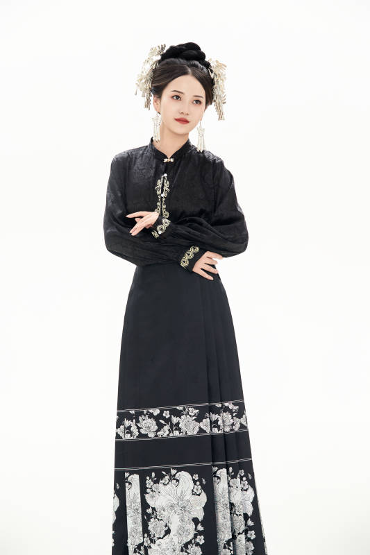 白色背景下穿着明制汉服服饰马面裙的少女图片