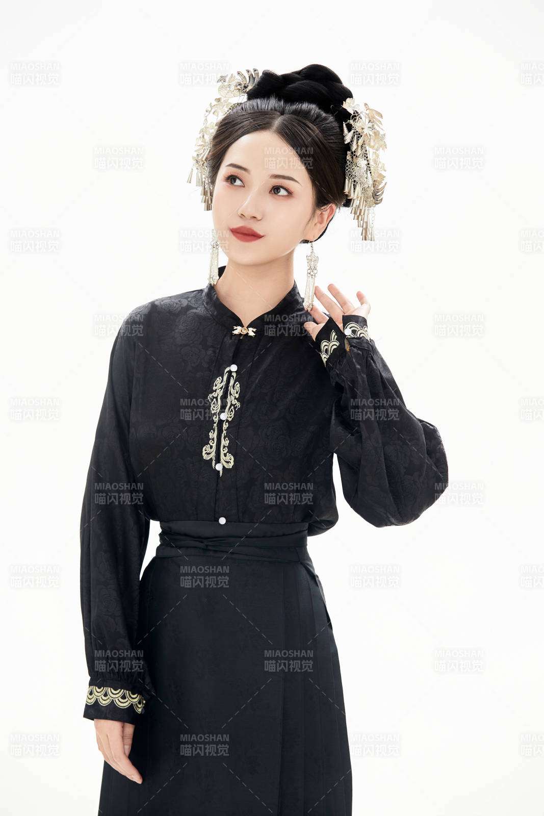 白色背景下穿着明制汉服服饰马面裙的少女图片