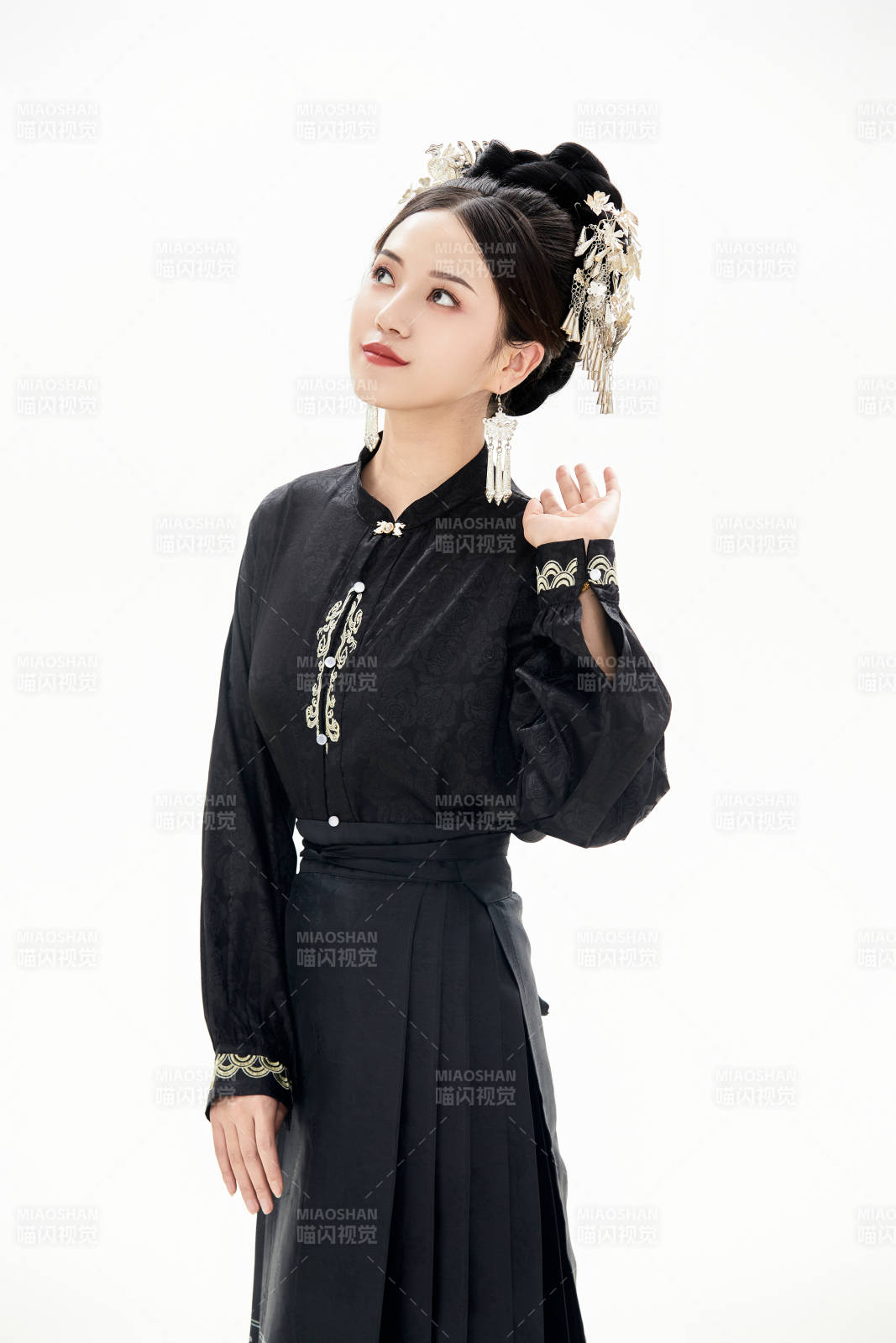 白色背景下穿着明制汉服服饰马面裙的少女图片