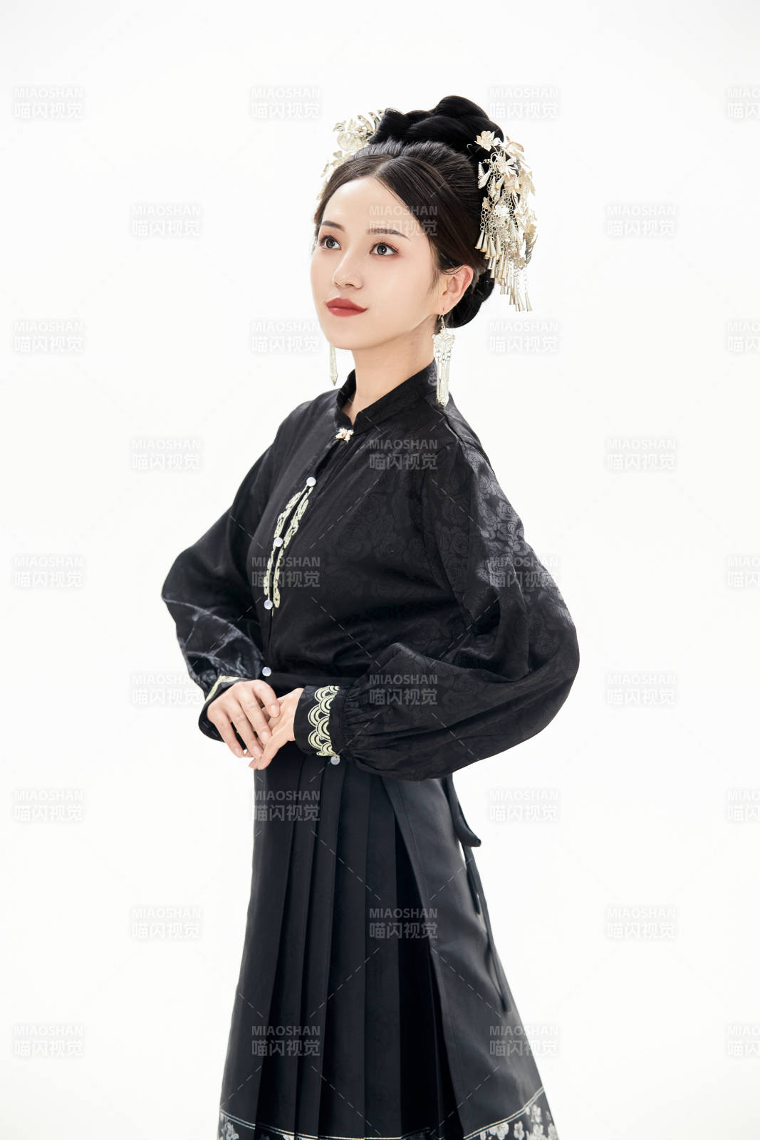 白色背景下穿着明制汉服服饰马面裙的少女图片