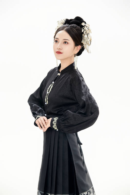 白色背景下穿着明制汉服服饰马面裙的少女图片