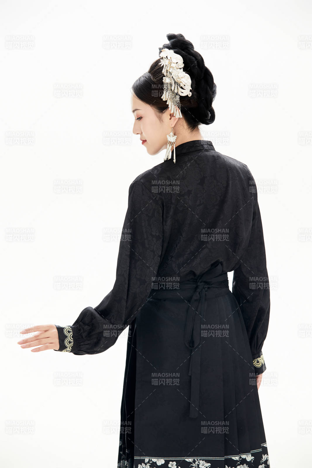 白色背景下穿着明制汉服服饰马面裙的少女图片