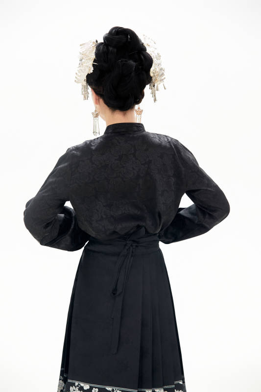 白色背景下穿着明制汉服服饰马面裙的少女图片