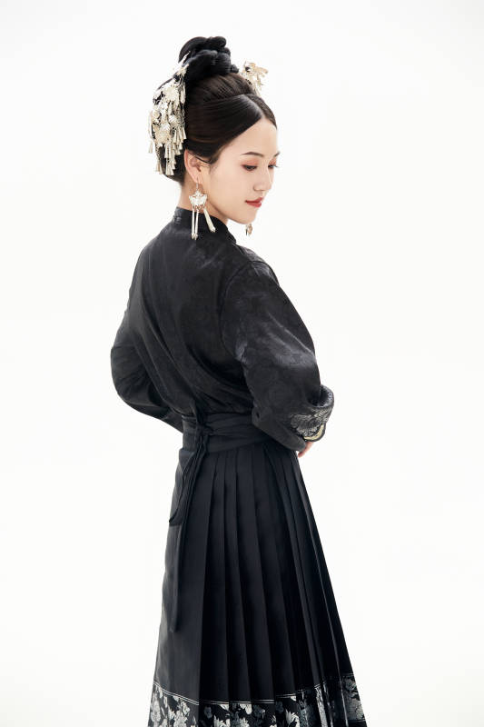 白色背景下穿着明制汉服服饰马面裙的少女图片