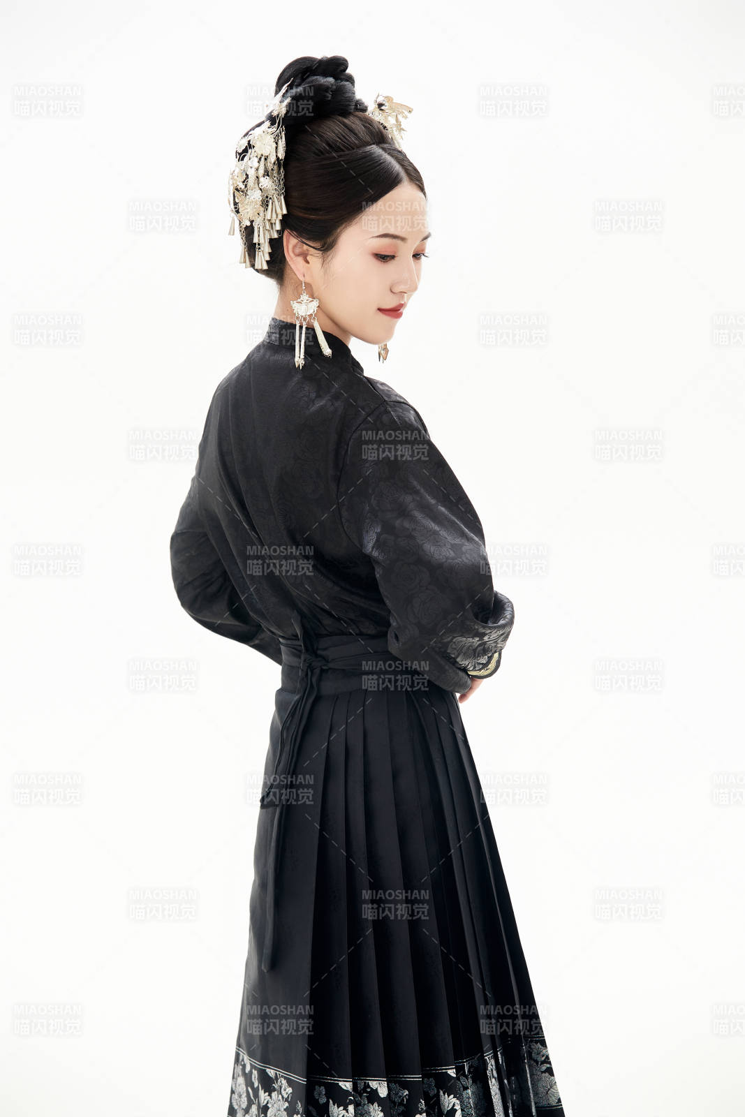 白色背景下穿着明制汉服服饰马面裙的少女图片