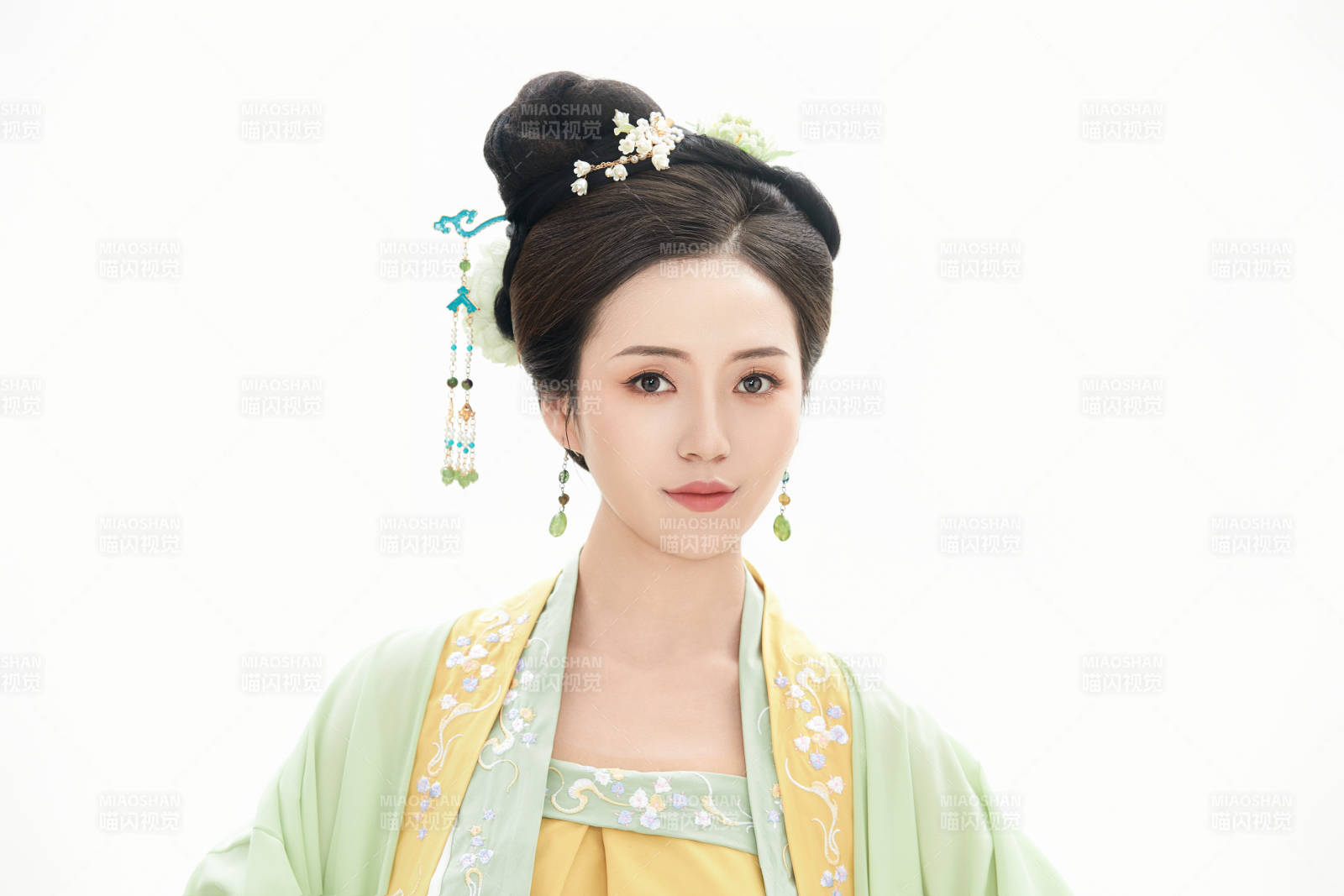 白色背景下穿着南北宋朝汉服的少女图片