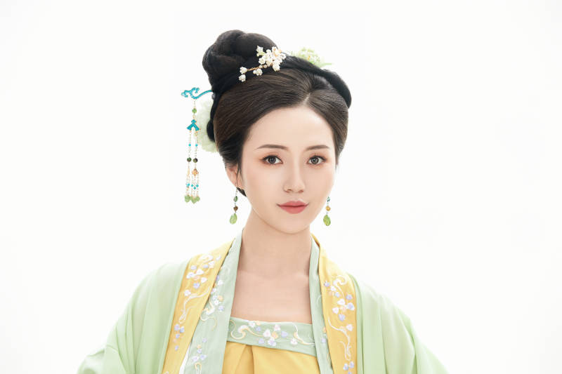 白色背景下穿着南北宋朝汉服的少女图片