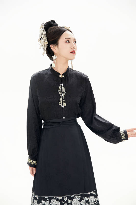 白色背景下穿着明制汉服服饰马面裙的少女图片