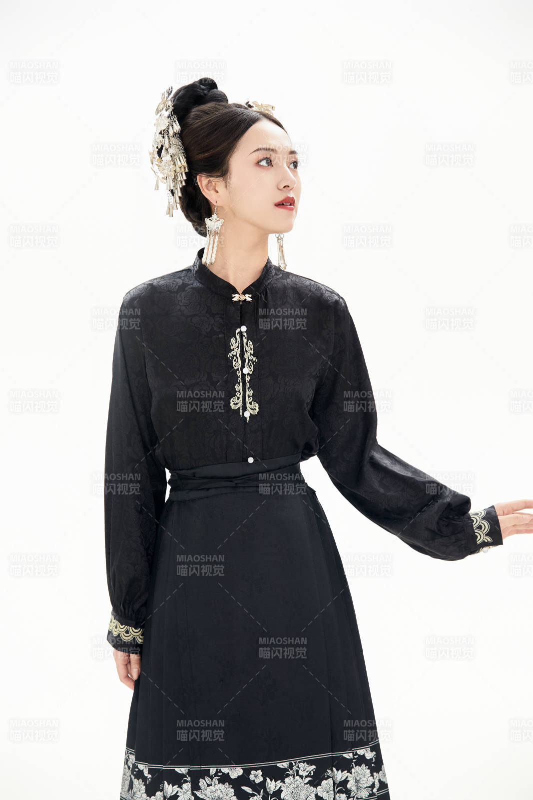 白色背景下穿着明制汉服服饰马面裙的少女图片