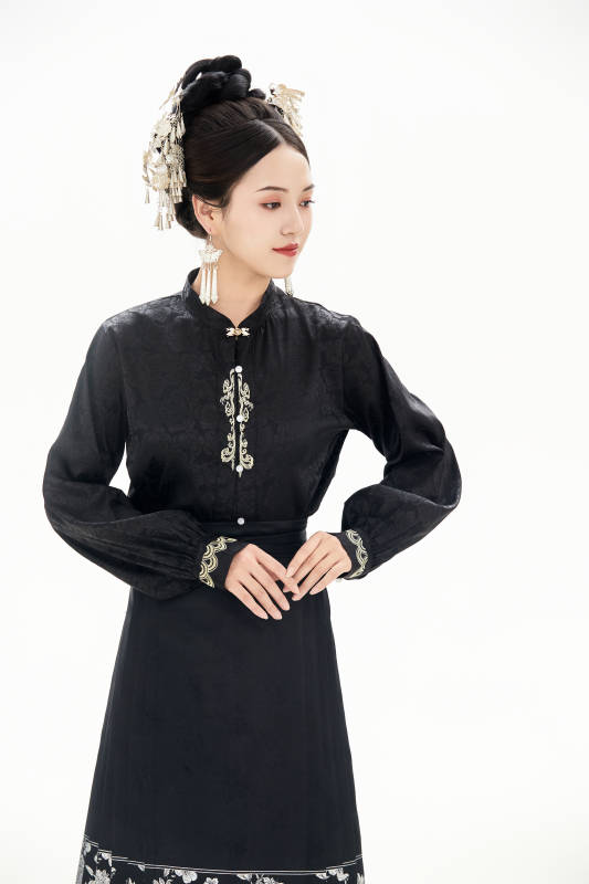 白色背景下穿着明制汉服服饰马面裙的少女图片