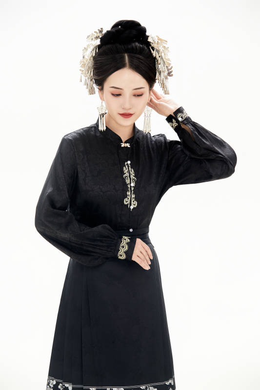 白色背景下穿着明制汉服服饰马面裙的少女图片