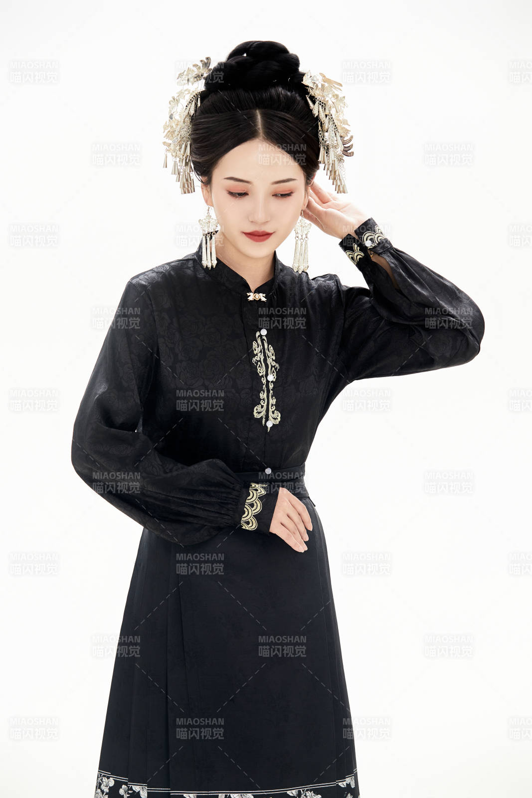 白色背景下穿着明制汉服服饰马面裙的少女图片