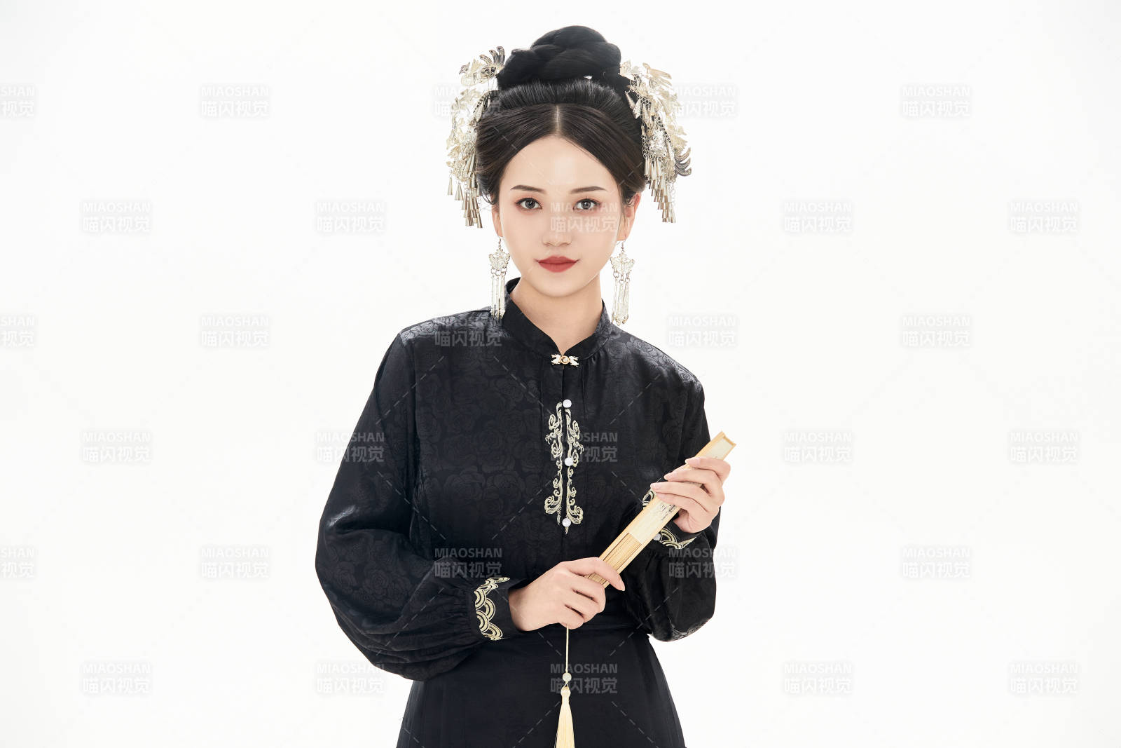 白色背景下穿着明制汉服服饰马面裙的少女图片