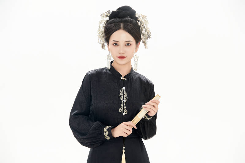 白色背景下穿着明制汉服服饰马面裙的少女图片