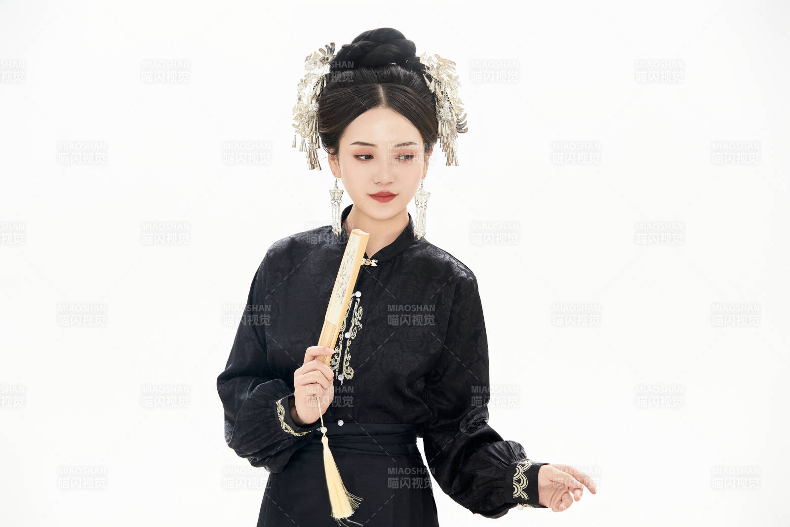 白色背景下穿着明制汉服服饰马面裙的少女图片