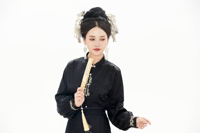 白色背景下穿着明制汉服服饰马面裙的少女图片