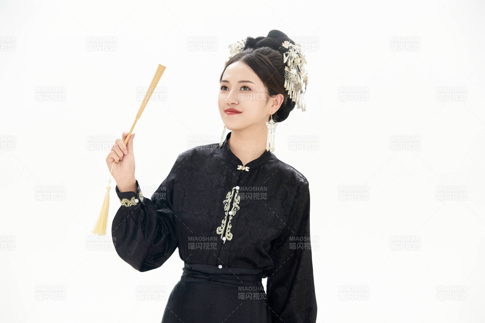 白色背景下穿着明制汉服服饰马面裙的少女图片