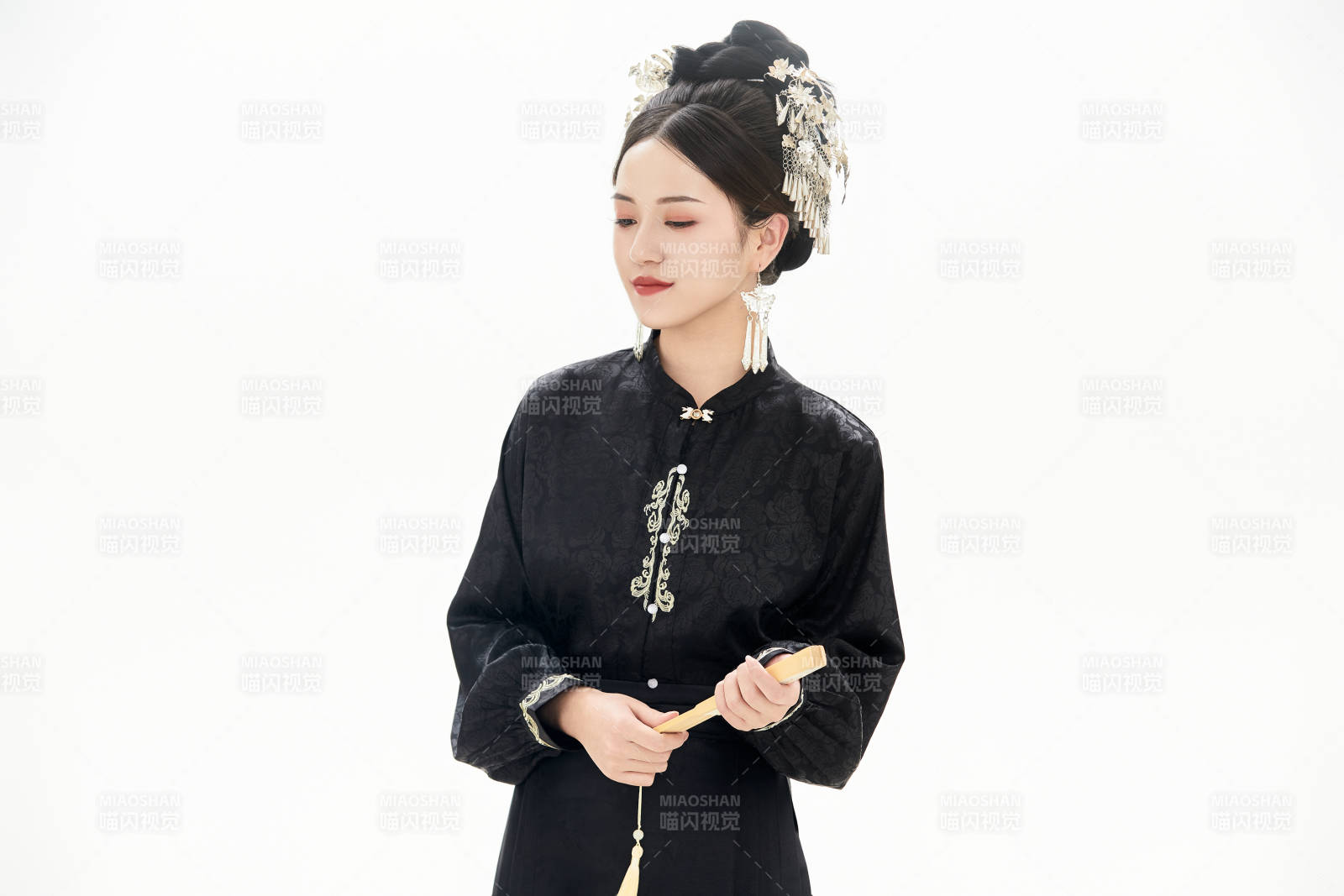 白色背景下穿着明制汉服服饰马面裙的少女图片