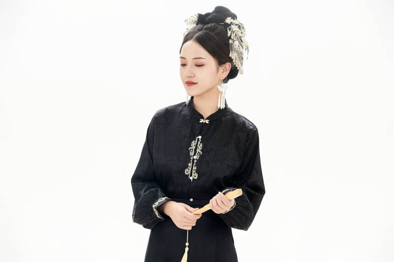 白色背景下穿着明制汉服服饰马面裙的少女图片