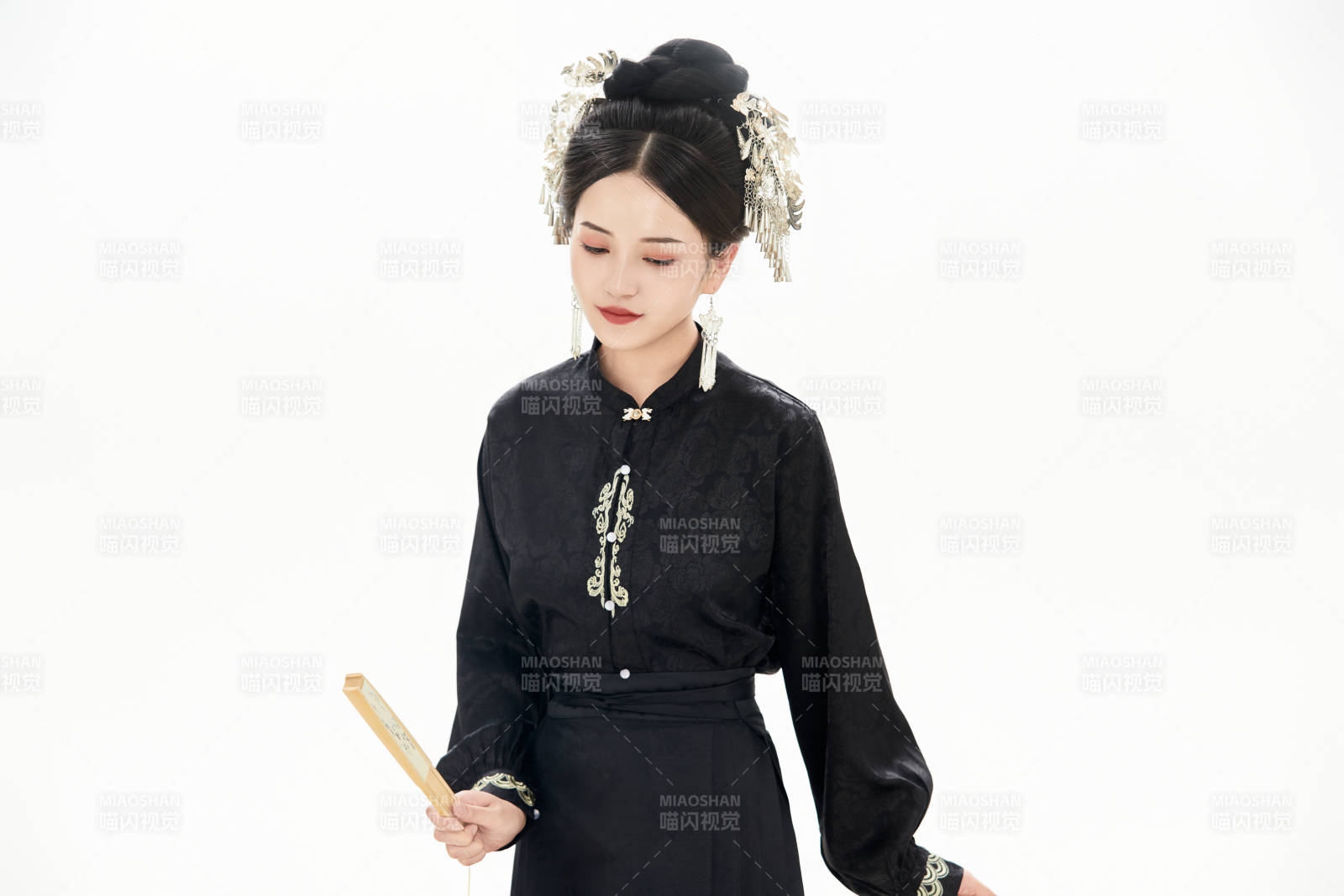 白色背景下穿着明制汉服服饰马面裙的少女图片