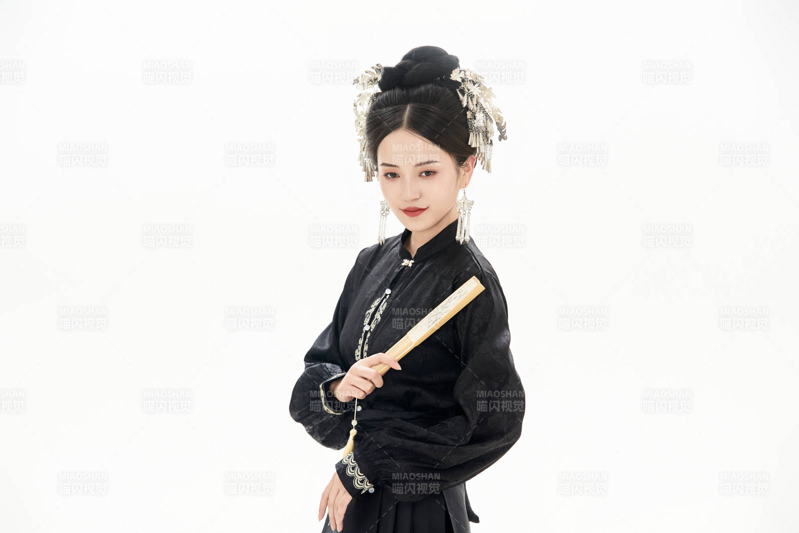 白色背景下穿着明制汉服服饰马面裙的少女图片