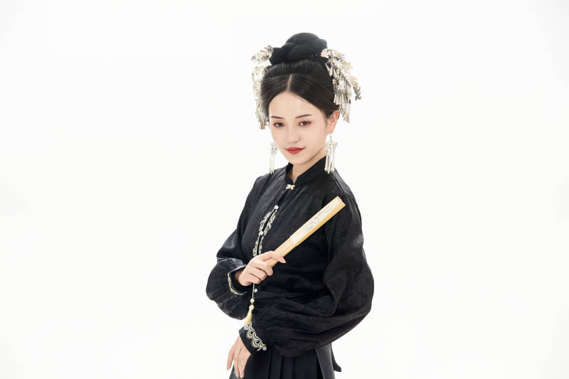 白色背景下穿着明制汉服服饰马面裙的少女图片