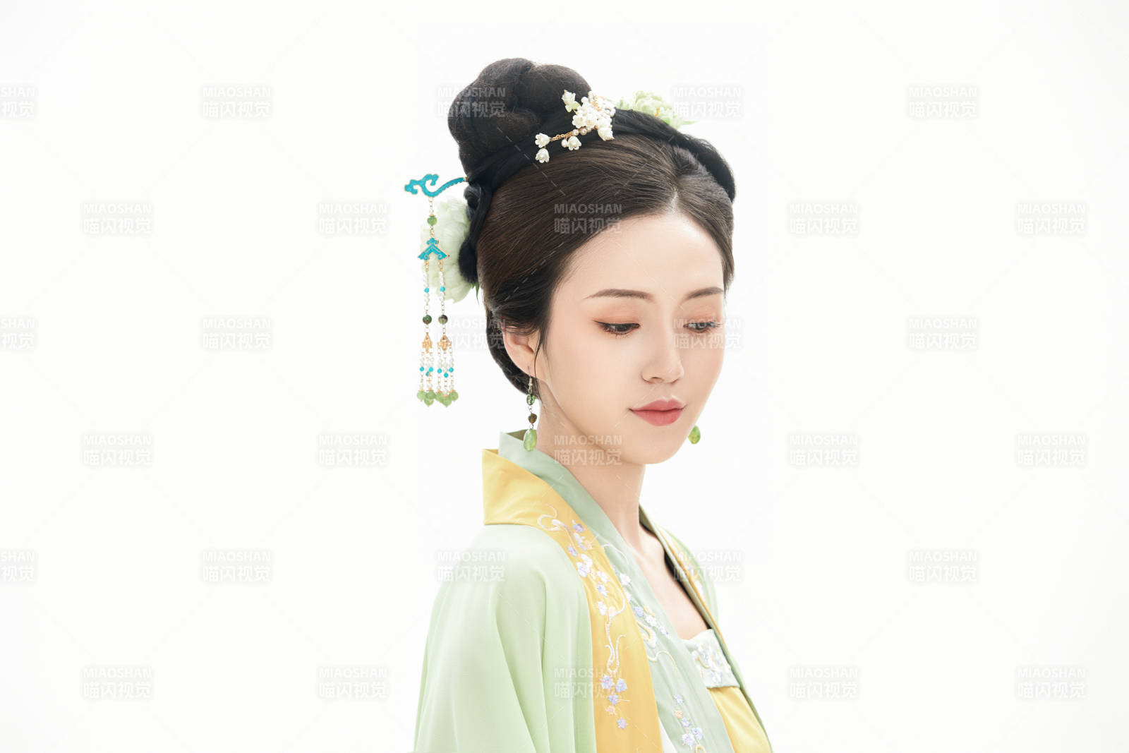 白色背景下穿着南北宋朝汉服的少女图片