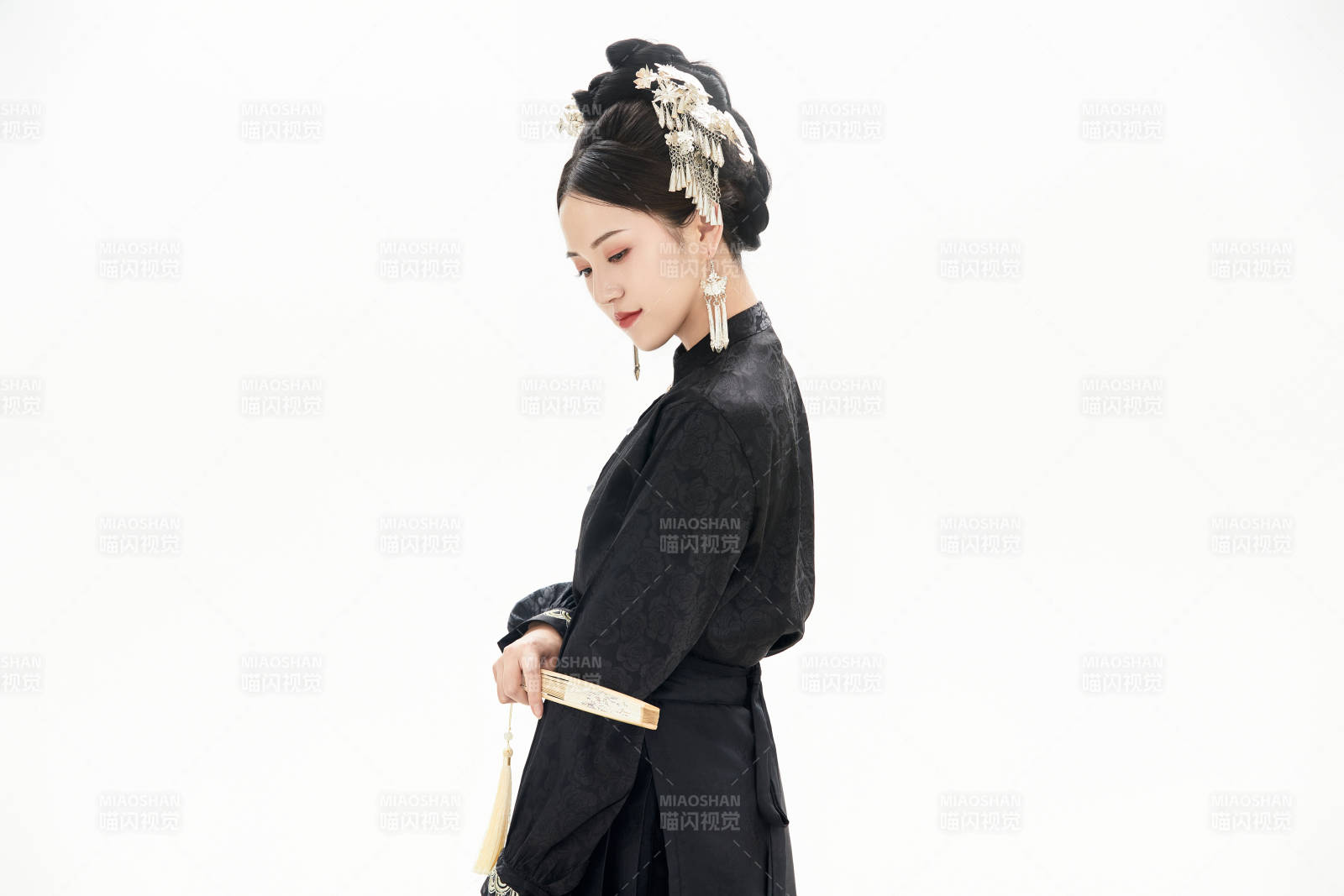 白色背景下穿着明制汉服服饰马面裙的少女图片