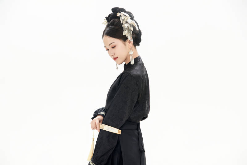 白色背景下穿着明制汉服服饰马面裙的少女图片