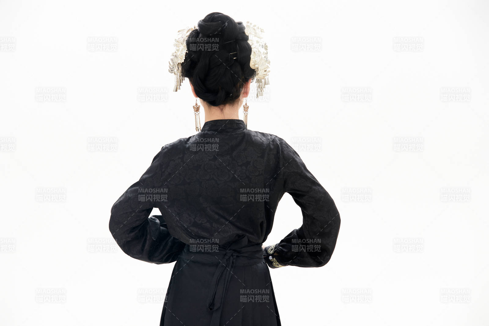 白色背景下穿着明制汉服服饰马面裙的少女图片