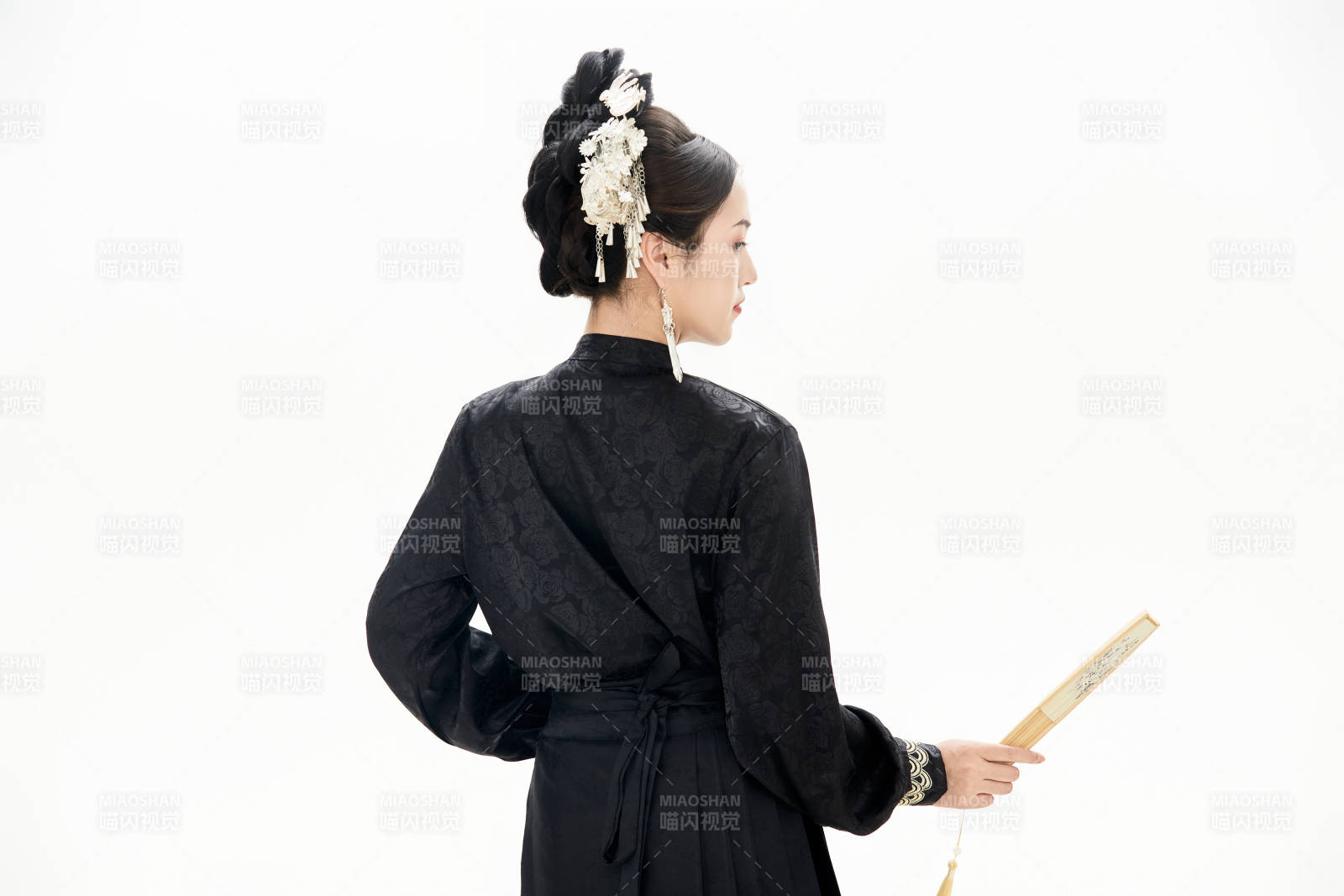 白色背景下穿着明制汉服服饰马面裙的少女图片