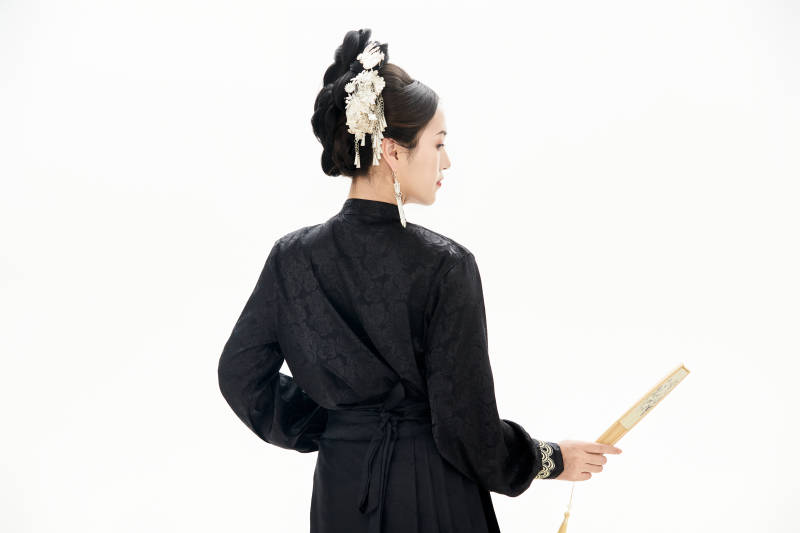 白色背景下穿着明制汉服服饰马面裙的少女图片