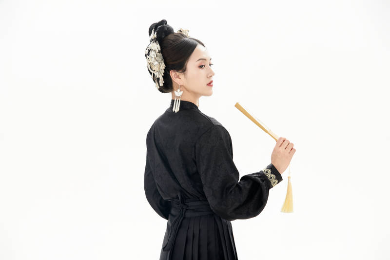 白色背景下穿着明制汉服服饰马面裙的少女图片