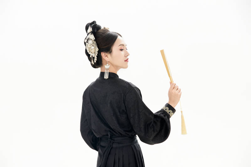 白色背景下穿着明制汉服服饰马面裙的少女图片