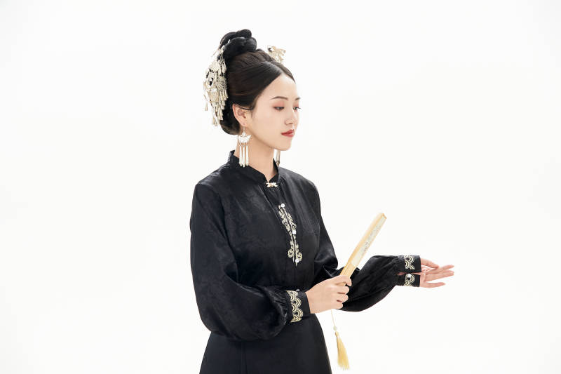 白色背景下穿着明制汉服服饰马面裙的少女图片