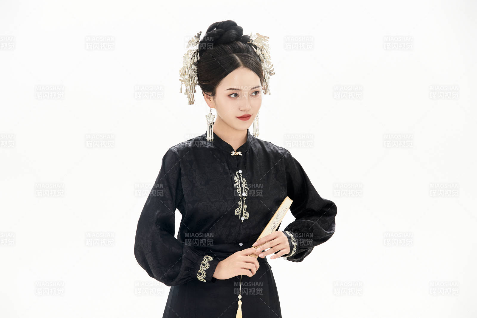 白色背景下穿着明制汉服服饰马面裙的少女图片