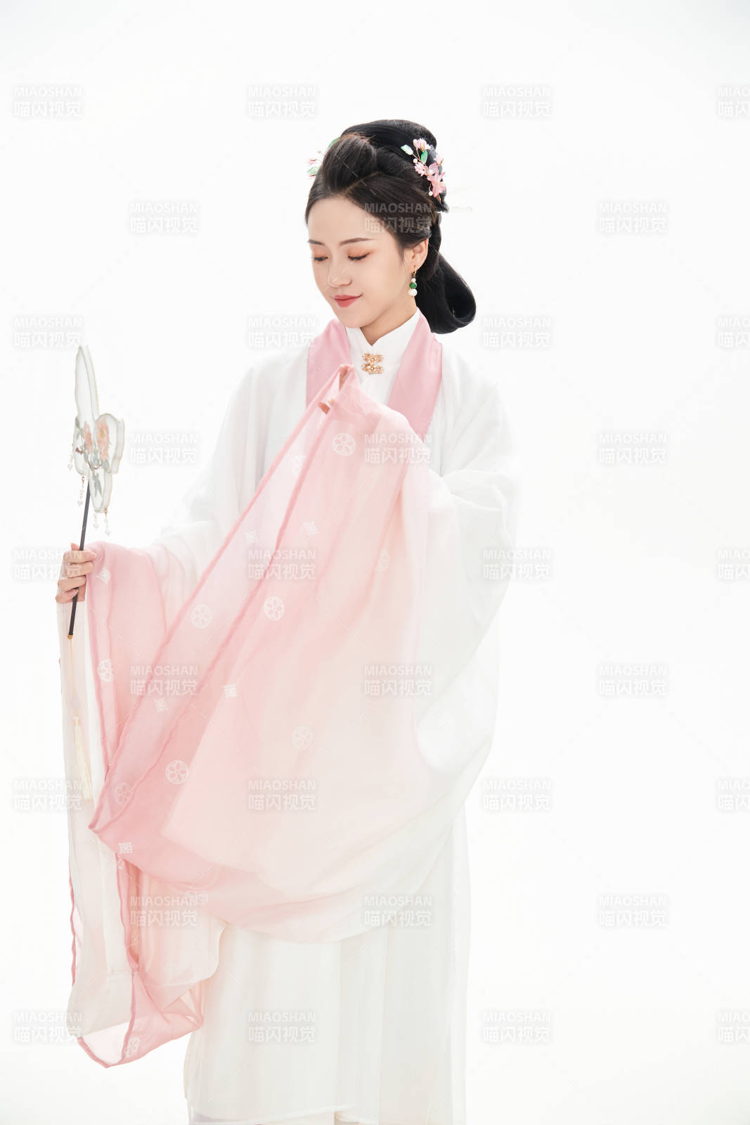 白色背景下穿着魏晋制汉服的少女图片