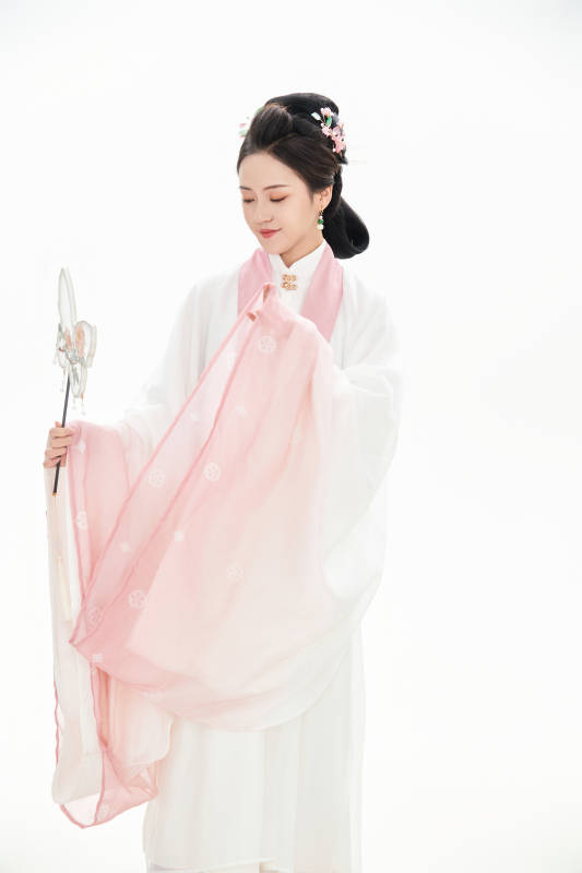白色背景下穿着魏晋制汉服的少女图片