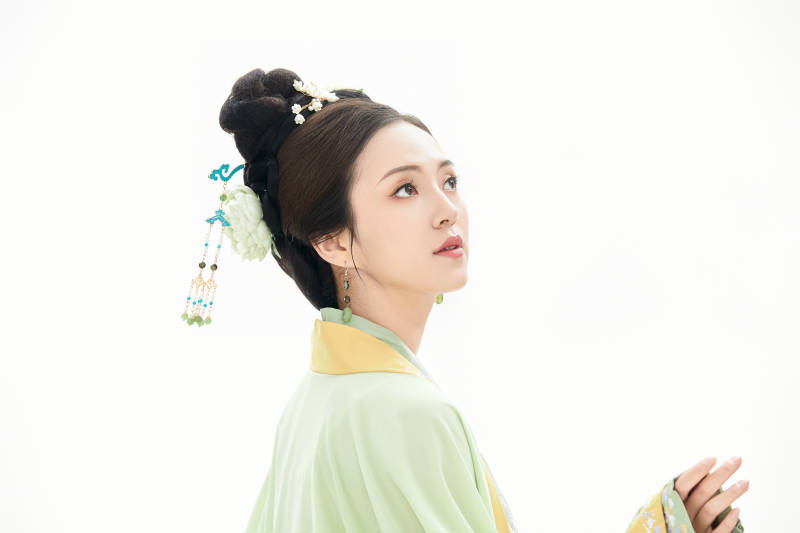 白色背景下穿着南北宋朝汉服的少女图片