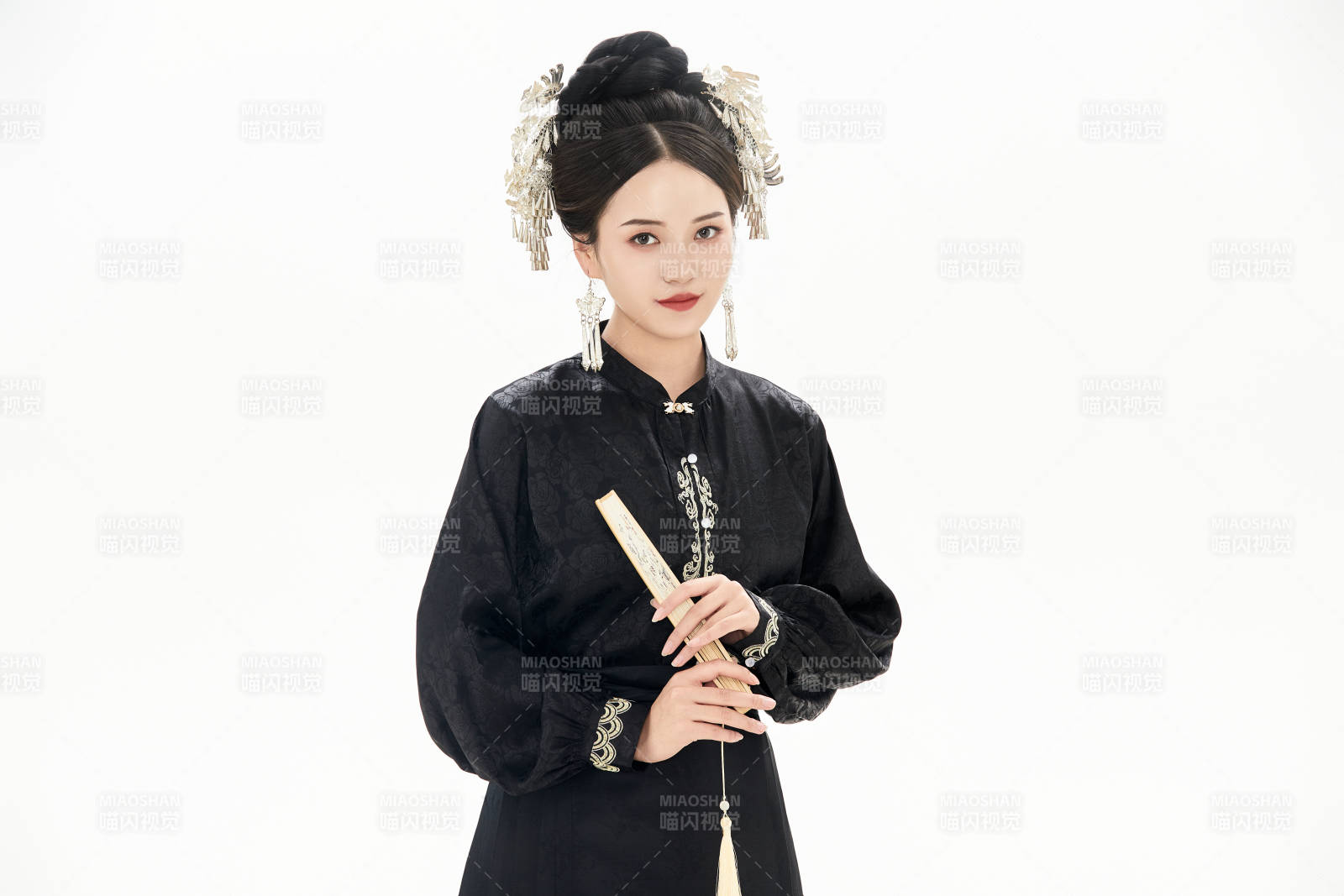 白色背景下穿着明制汉服服饰马面裙的少女图片