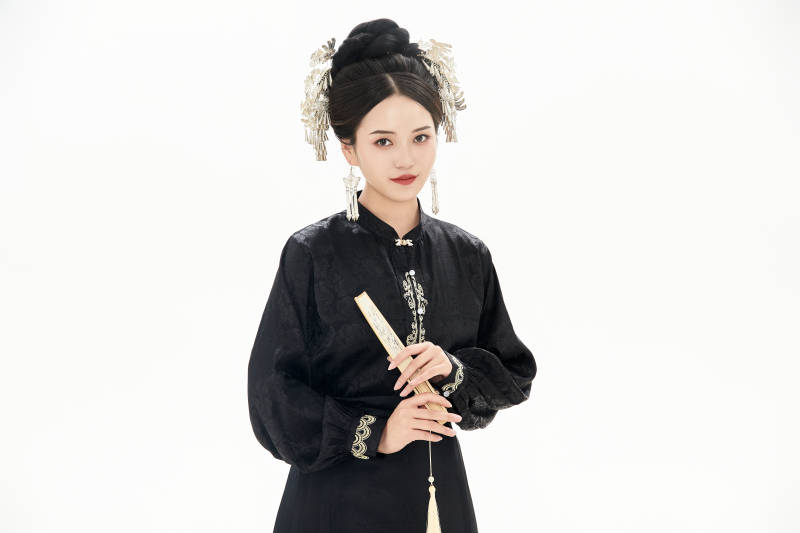 白色背景下穿着明制汉服服饰马面裙的少女图片