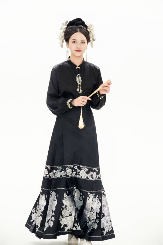 白色背景下穿着明制汉服服饰马面裙的少女图片