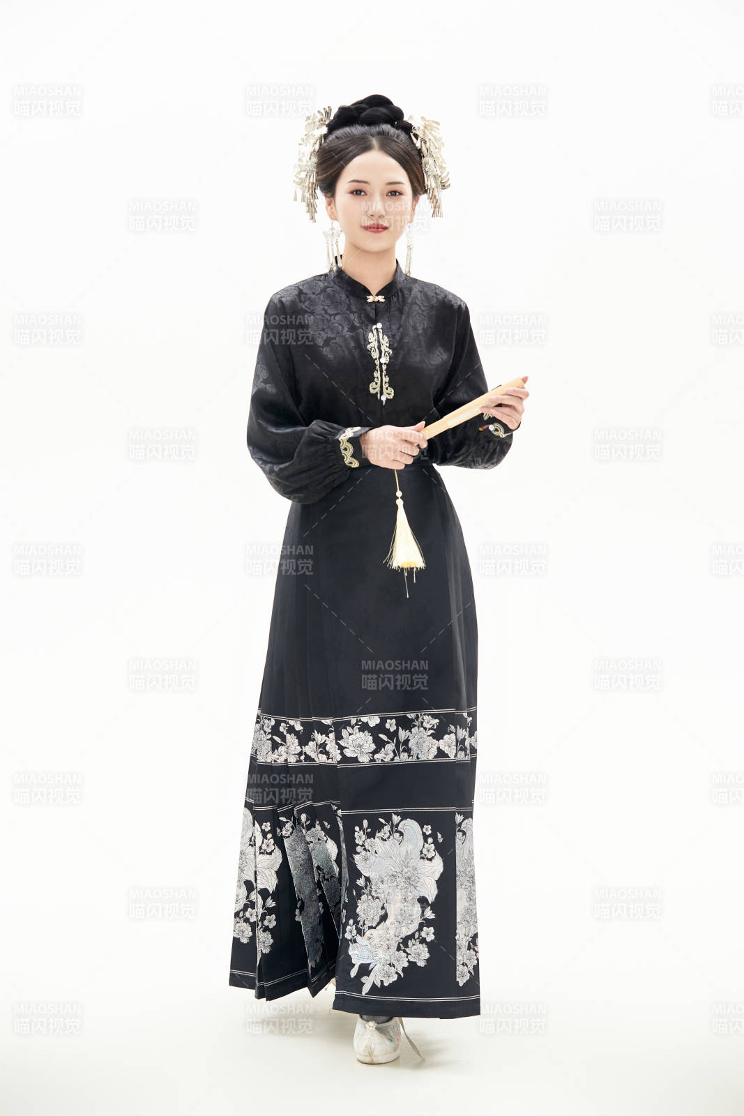 白色背景下穿着明制汉服服饰马面裙的少女图片