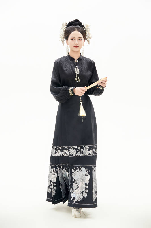 白色背景下穿着明制汉服服饰马面裙的少女图片