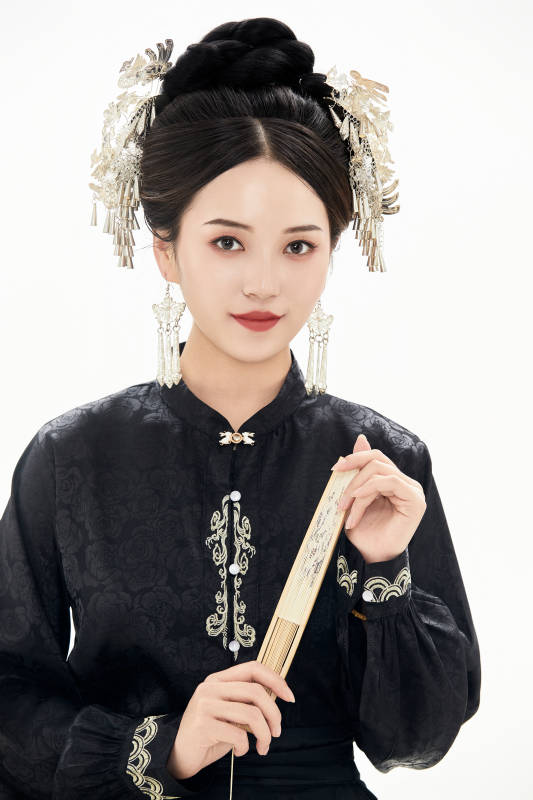 白色背景下穿着明制汉服服饰马面裙的少女图片