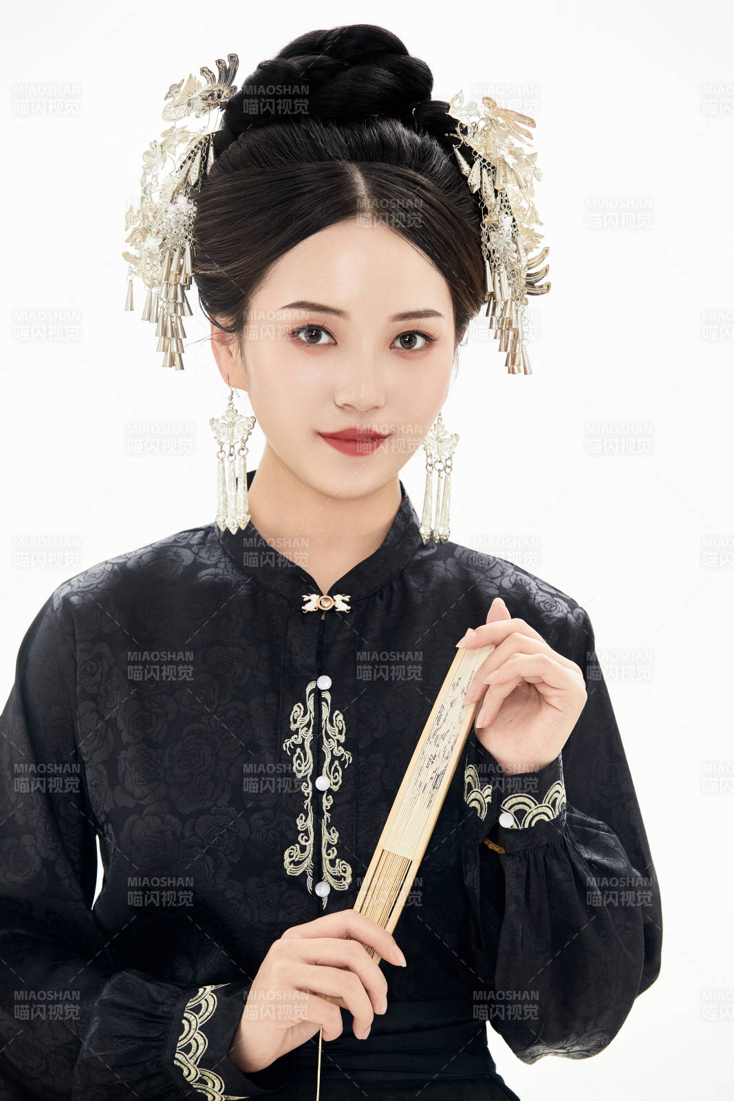 白色背景下穿着明制汉服服饰马面裙的少女图片