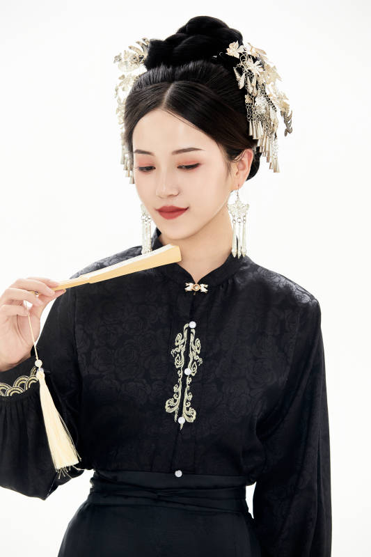 白色背景下穿着明制汉服服饰马面裙的少女图片