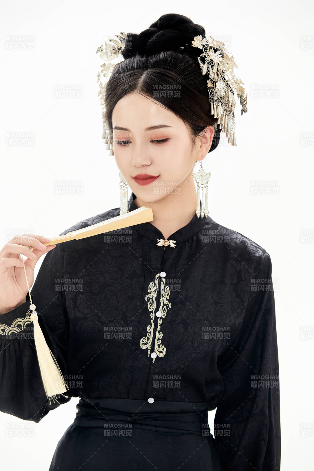 白色背景下穿着明制汉服服饰马面裙的少女图片