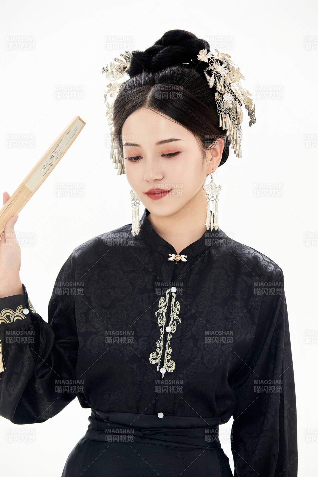 白色背景下穿着明制汉服服饰马面裙的少女图片