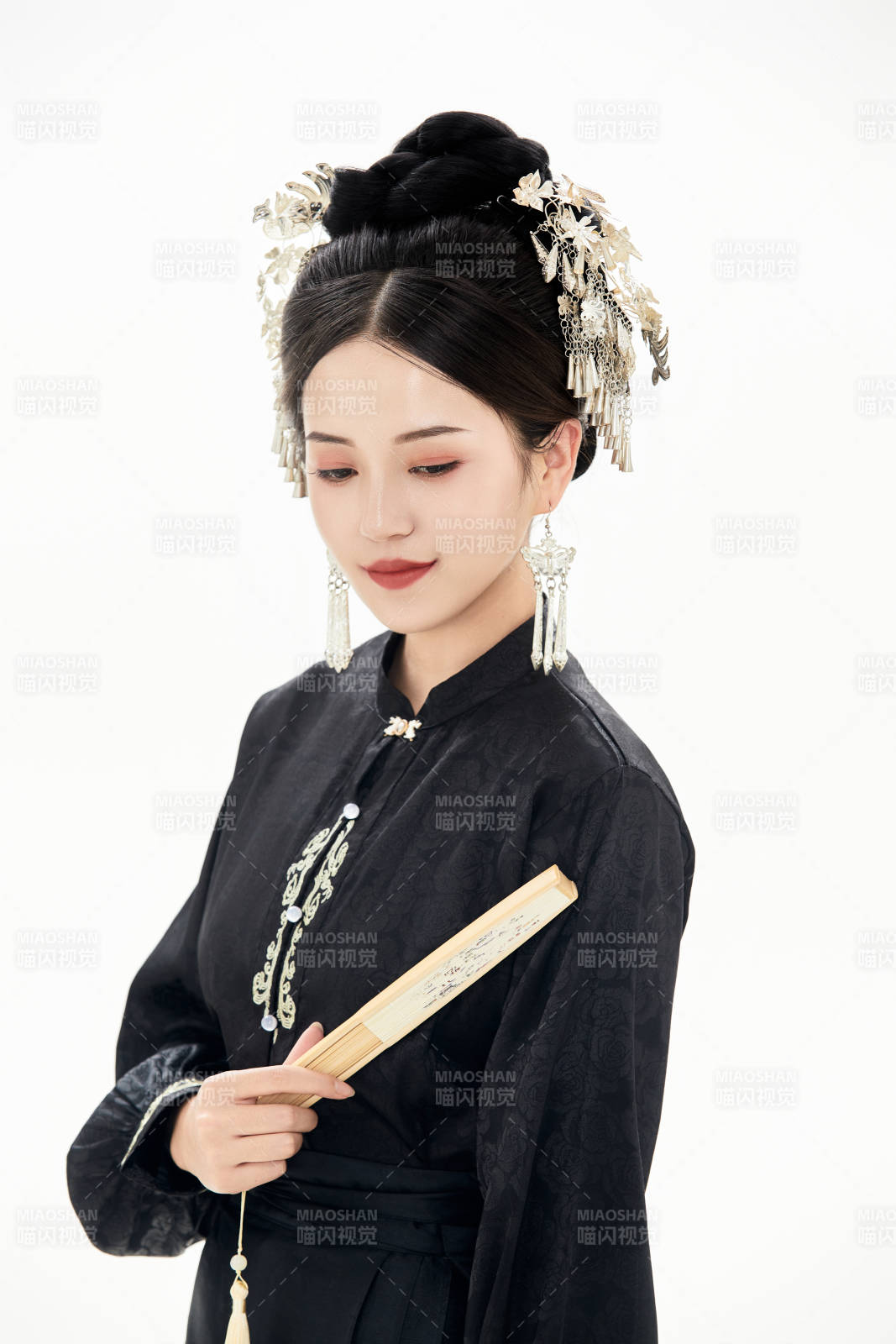 白色背景下穿着明制汉服服饰马面裙的少女图片